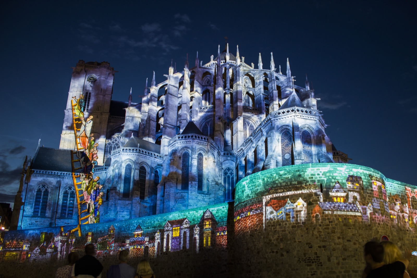 La cathédrale Saint-Julien illuminée pendant la Nuit des Chimères